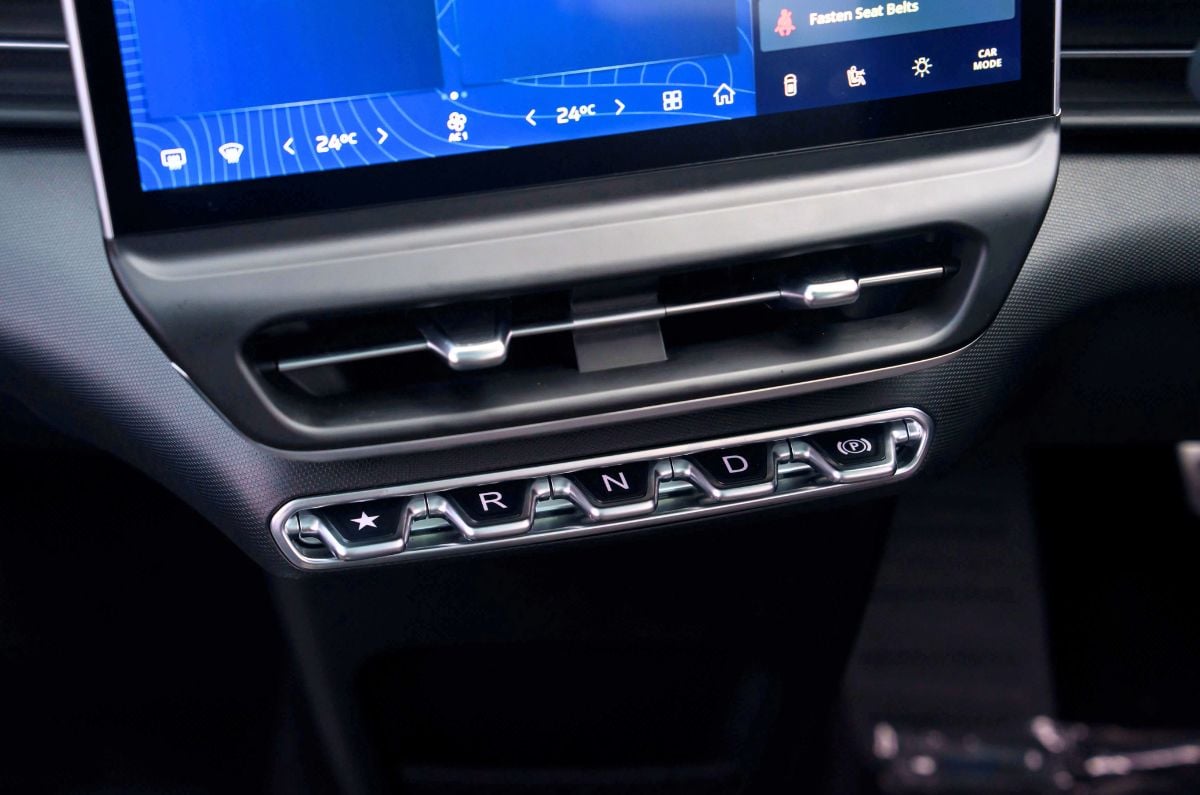 Vinfast VF6 drive selector buttons 